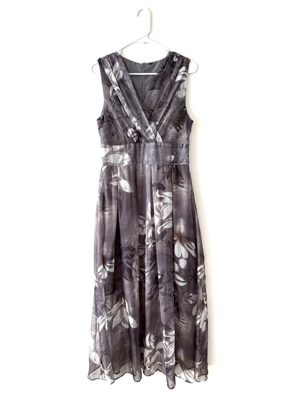 Sleeveless Gray Floral V-Neck Maxi Dress Med